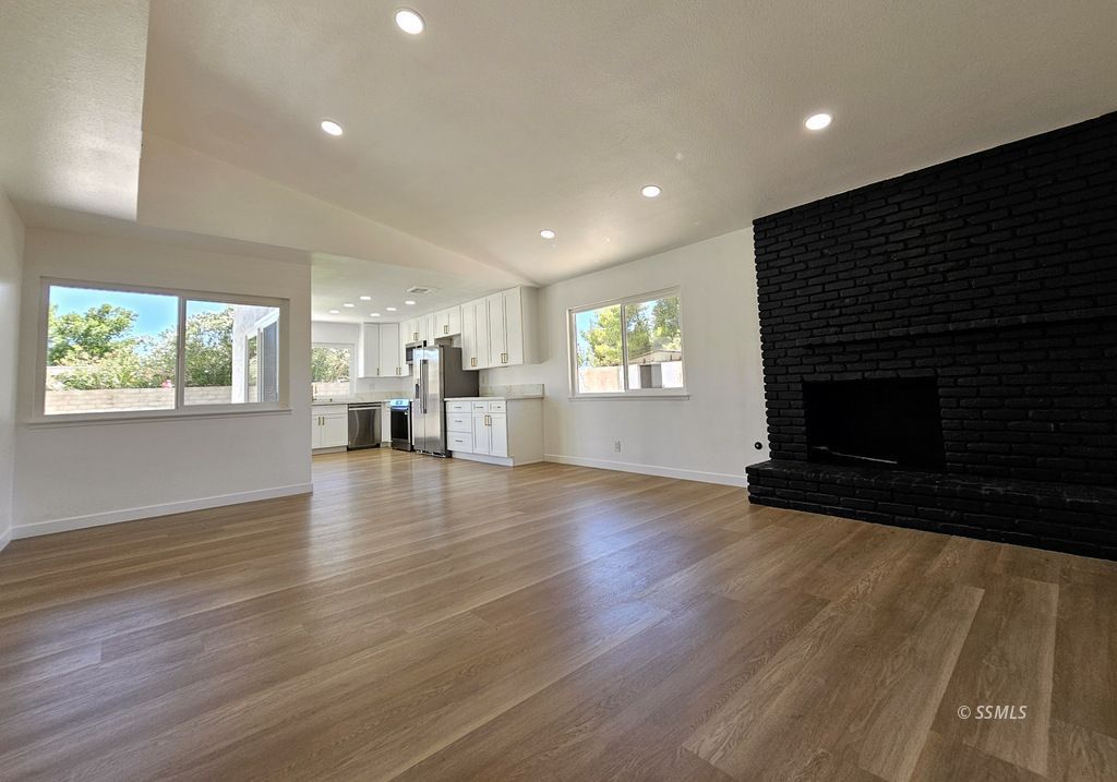 611 West Felspar Avenue Ridgecrest, CA 93555 - Photo 4 of 36