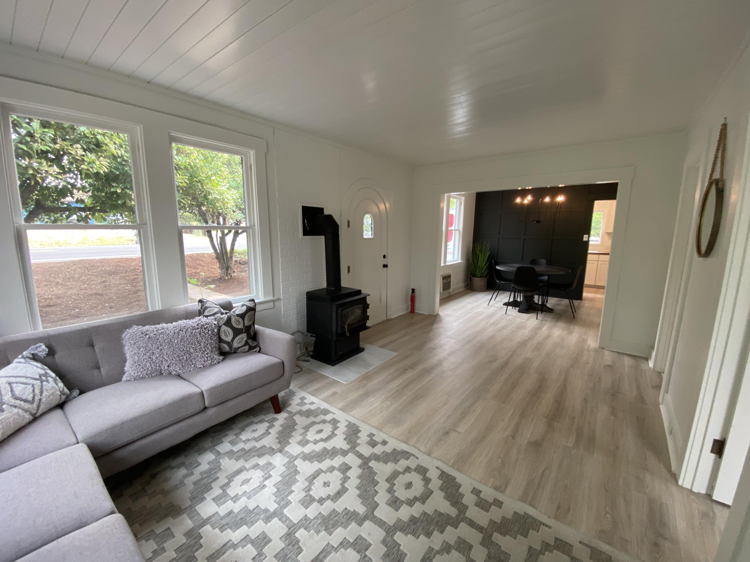 1196 Spring Street Medford, OR 97504 - Photo 3 of 16 Great Room/Dining Room