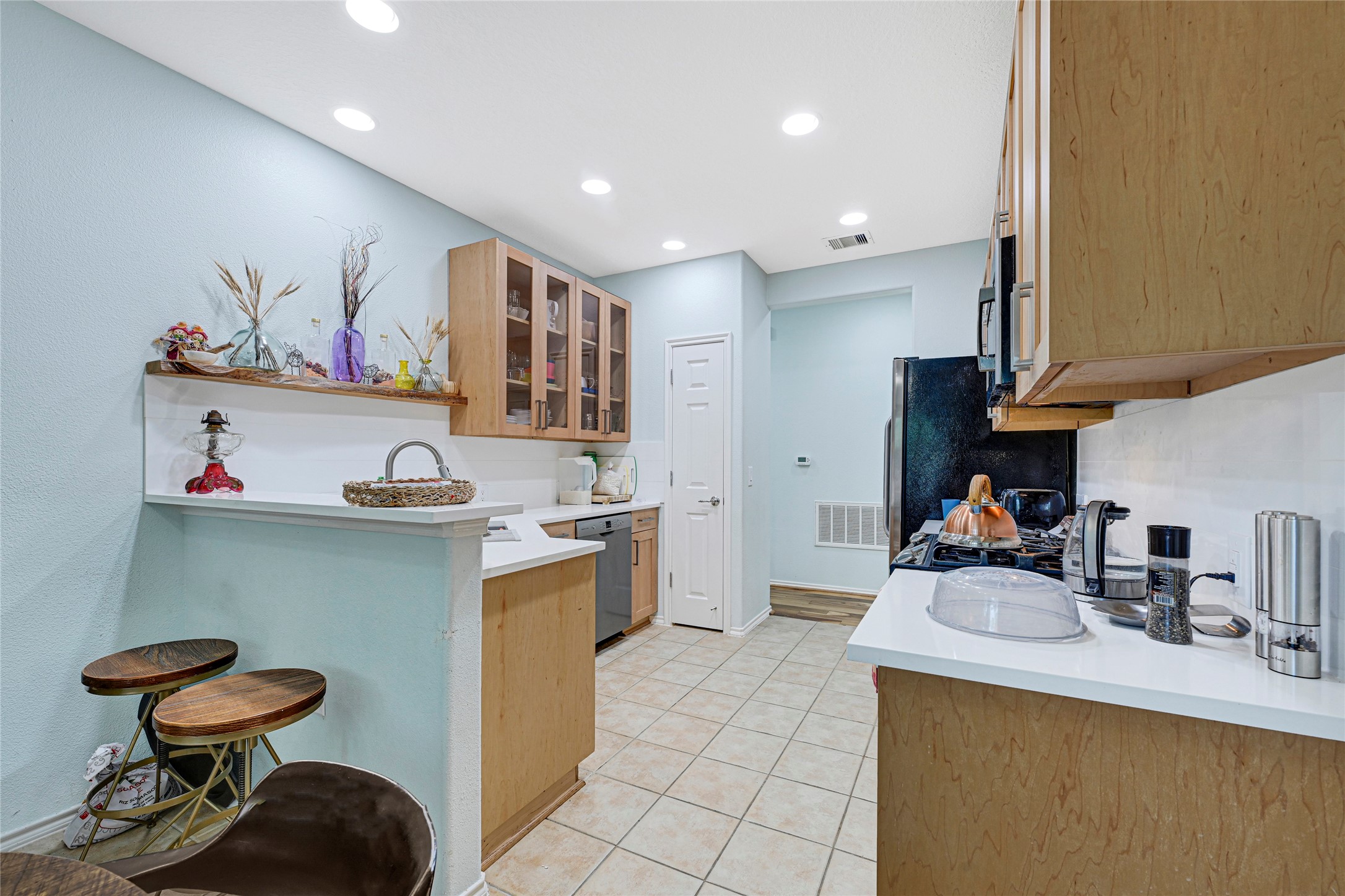 13600 Breton Ridge Street, Unit 4A Houston, TX 77070 - Photo 18 of 49 Breakfast bar for casual dining and serving