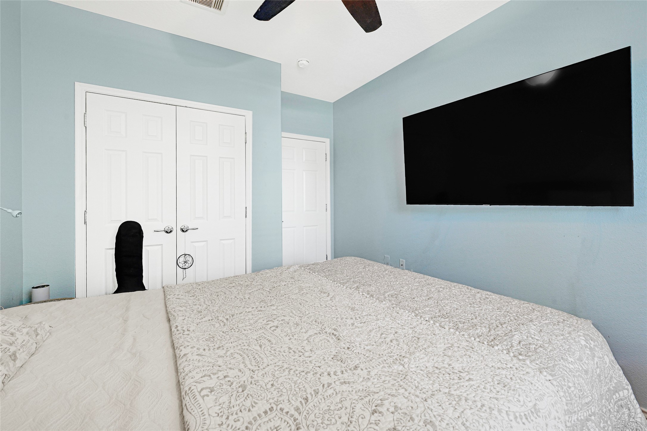 13600 Breton Ridge Street, Unit 4A Houston, TX 77070 - Photo 28 of 49 Bedroom view with clean finishes and ceiling detail
