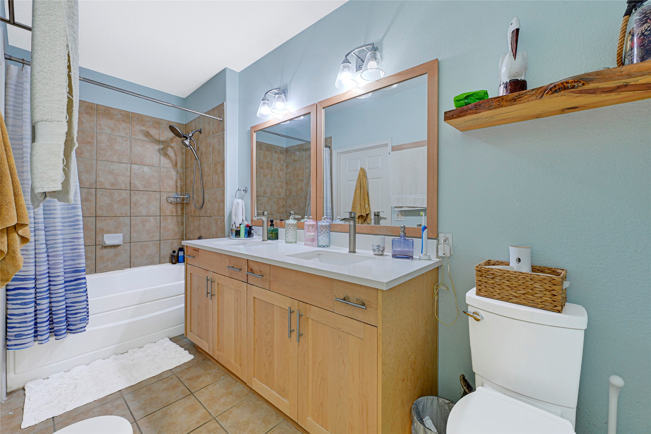 13600 Breton Ridge Street, Unit 4A Houston, TX 77070 - Photo 31 of 49 Full bathroom with clean fixtures and bright daylight from a window