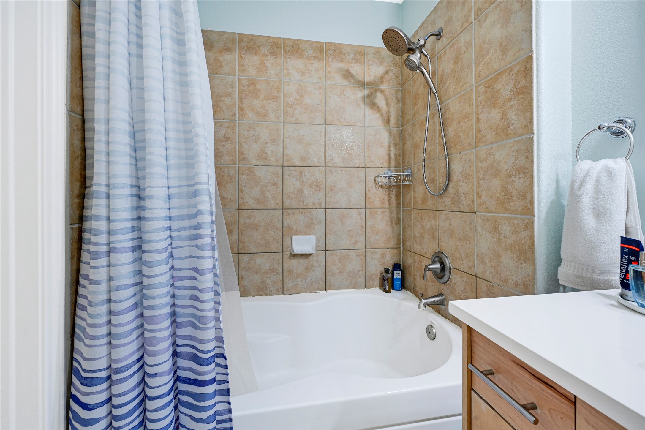 13600 Breton Ridge Street, Unit 4A Houston, TX 77070 - Photo 32 of 49 Practical bath design with shower/tub combo and natural light
