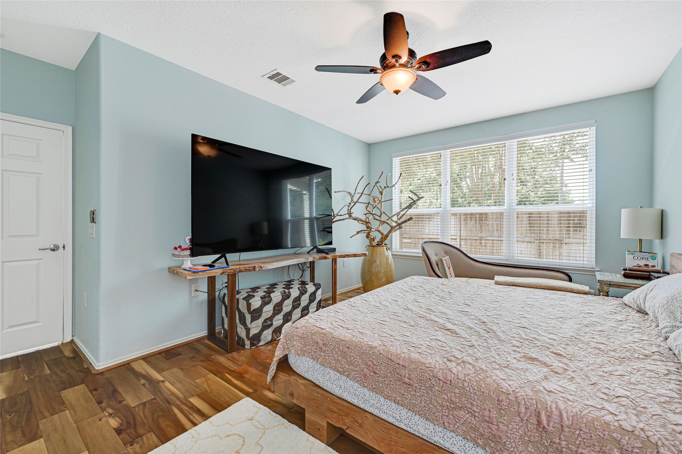 13600 Breton Ridge Street, Unit 4A Houston, TX 77070 - Photo 5 of 49 Spacious suite with ceiling fan and large window.