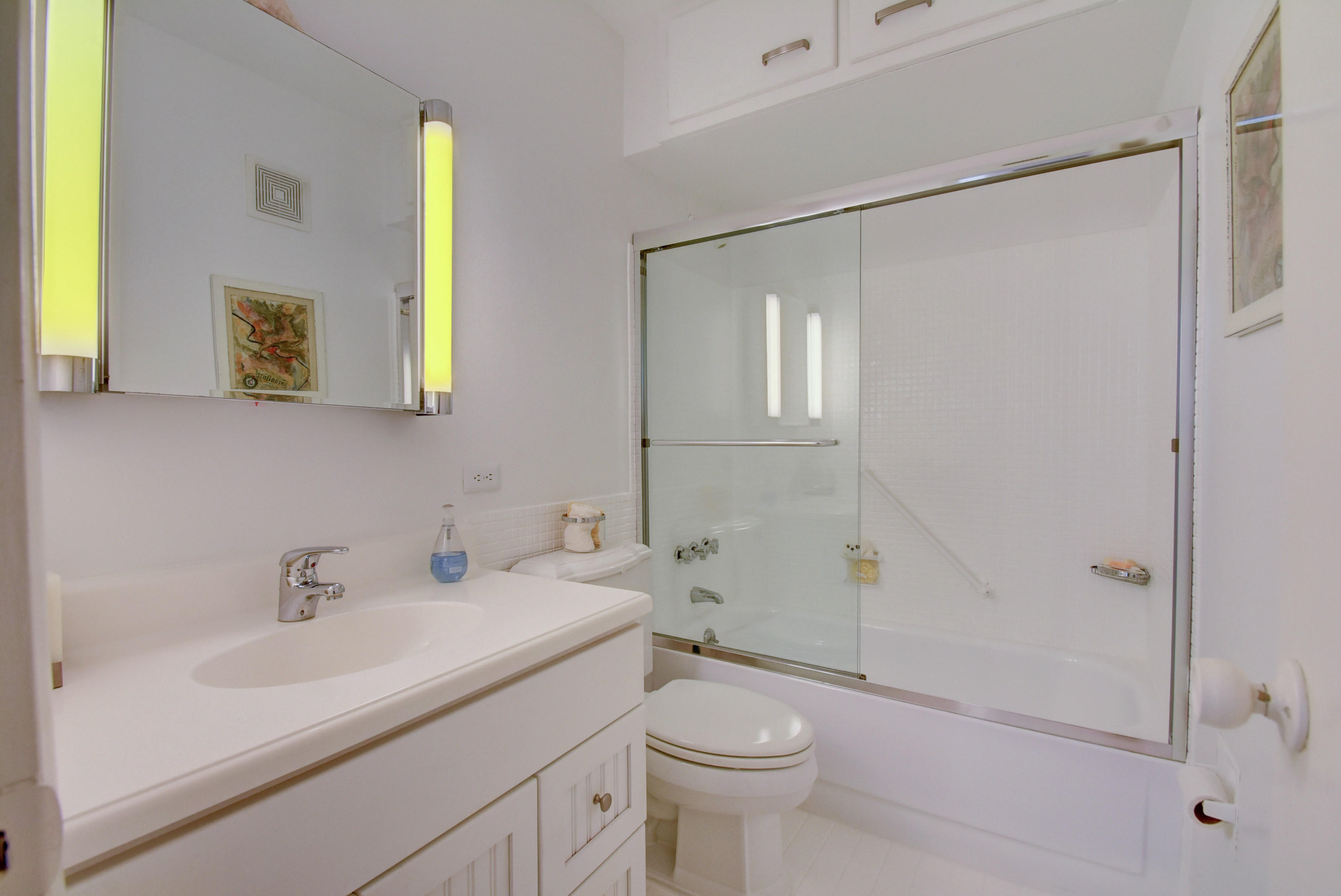 2700 Banyan Road, Unit 7C Boca Raton, FL 33432 - Photo 16 of 31 Guest Bathroom with Tub and Shower!