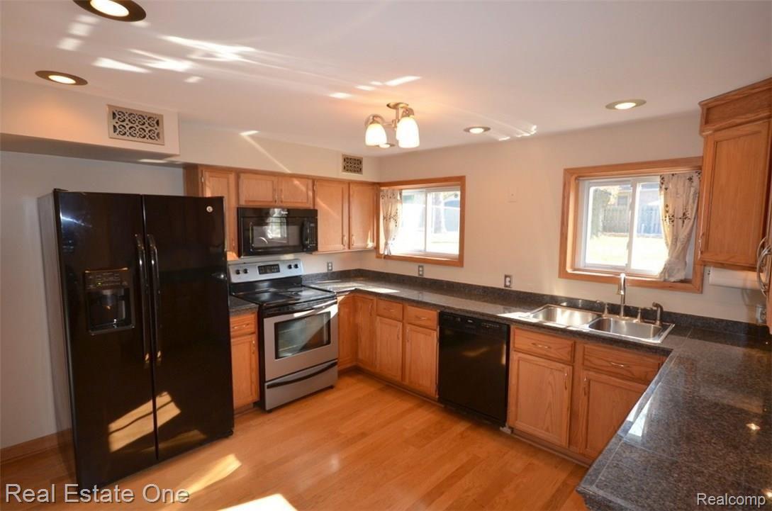 8478 Smethwick Road Sterling Heights, MI 48312 - Photo 2 of 23 2 Kitchen.JPG