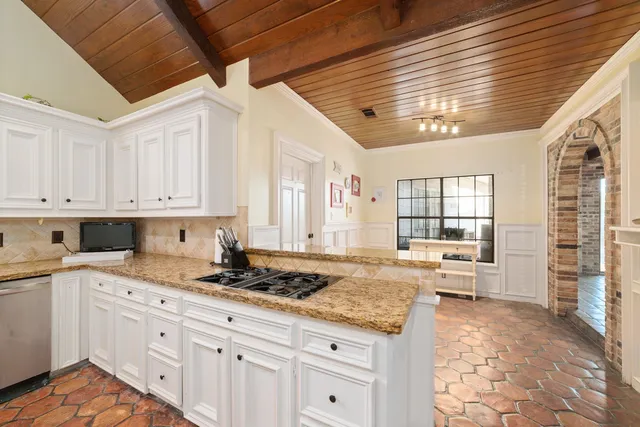 a kitchen that has a lot of cabinets in it