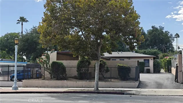 a view of a house with backyard and sitting area