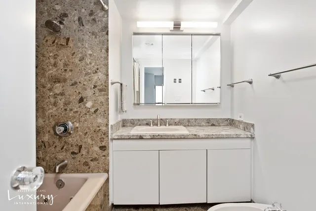 $2,195,000 | 721 5th Avenue, Unit 37A | Midtown East