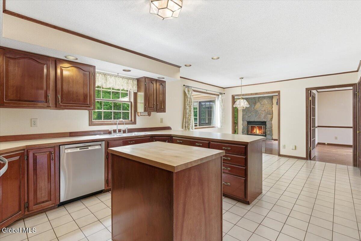 908 Mohegan Road Niskayuna, NY 12309 - Photo 8 of 40 16-010_MW2_0453_with_fire