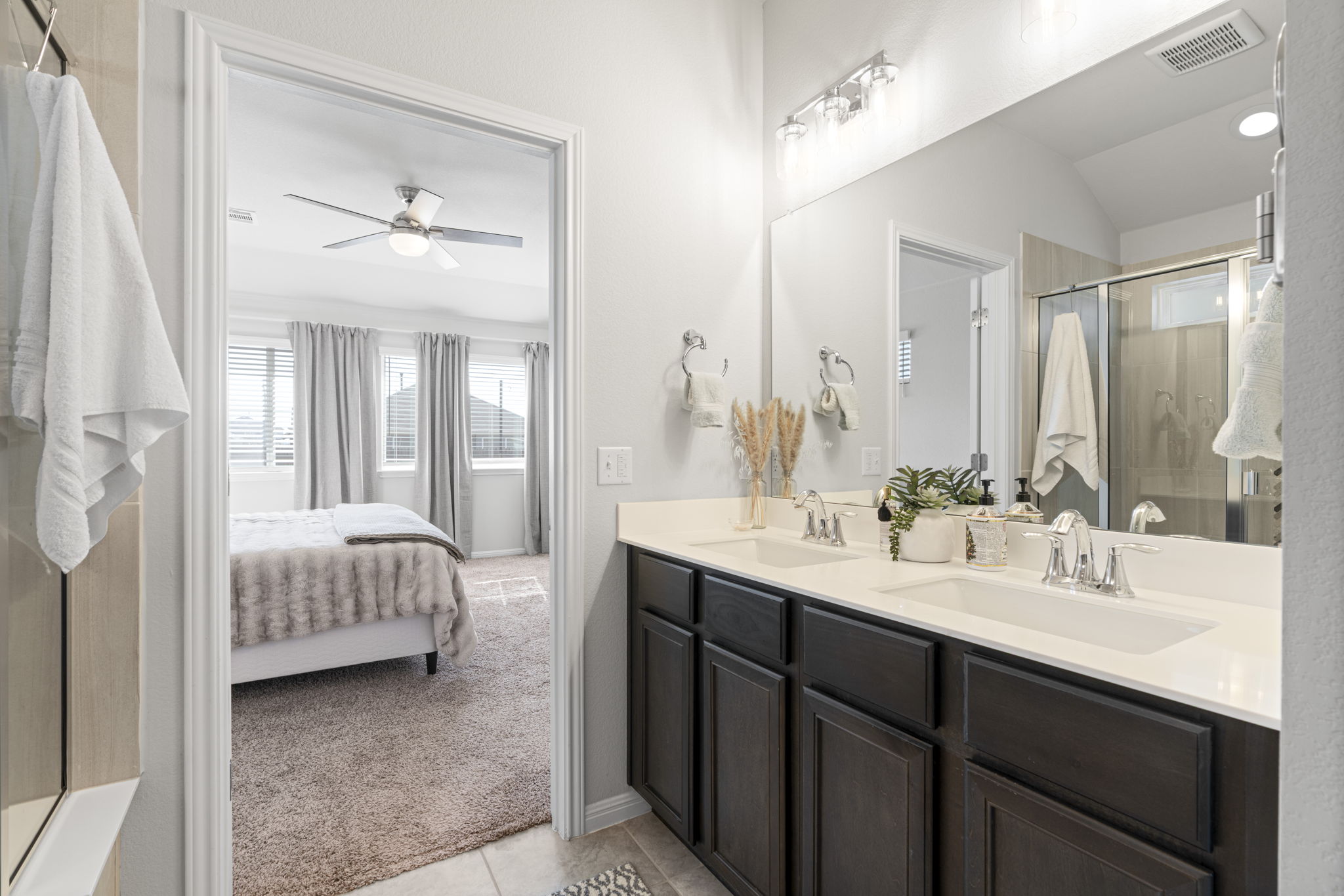 10305 Bankhead Drive Austin, TX 78747 - Photo 22 of 40 Primary bathroom