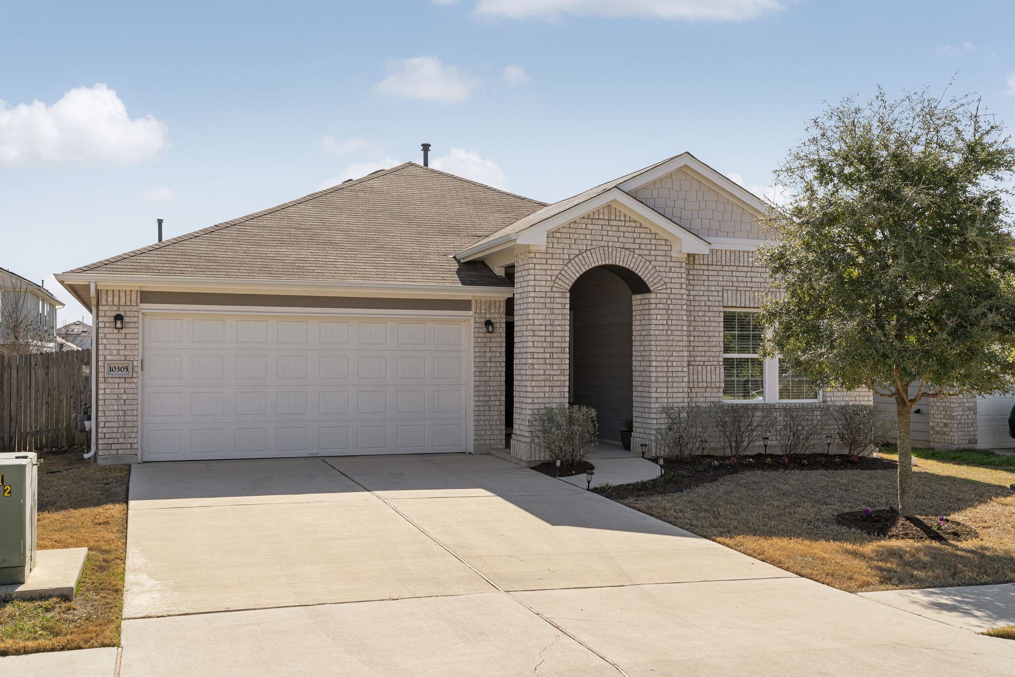 10305 Bankhead Drive Austin, TX 78747 - Photo 4 of 40 Brick exterior