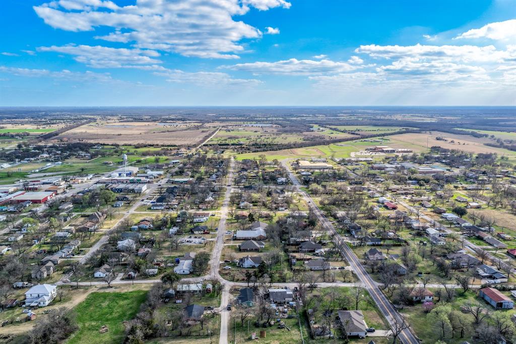 215 North 4th Street Celeste, TX 75423 - Photo 5 of 20 a view of a city
