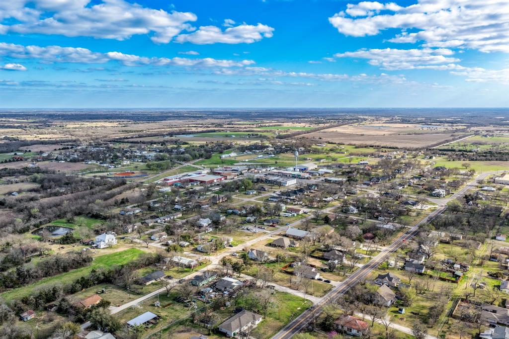 215 North 4th Street Celeste, TX 75423 - Photo 7 of 20 a view of a city