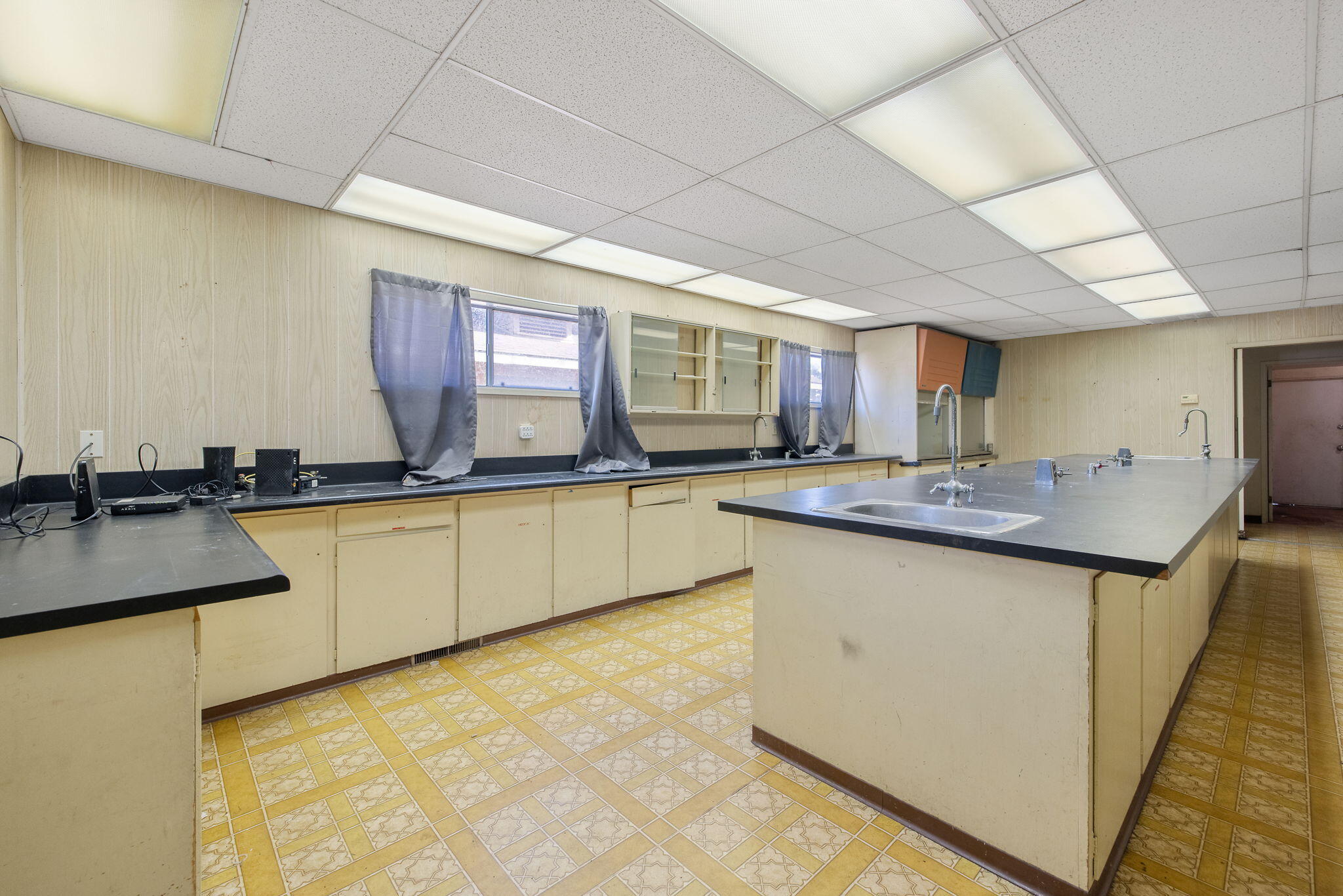 241 South F Street Exeter, CA 93221 - Photo 7 of 34 7-web-or-mls-713A7224