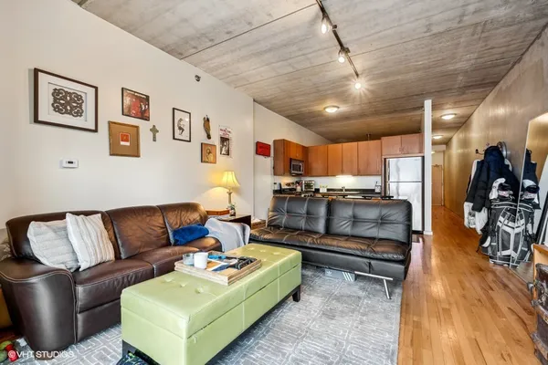 $2,500 | 630 North Franklin Street, Unit 1004, Chicago, IL 60654
