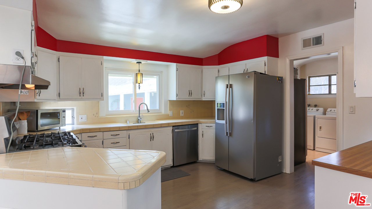 11758 Blix Street Valley Village, CA 91607 - Photo 11 of 32