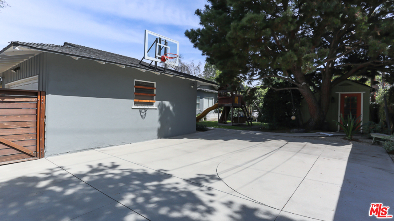 11758 Blix Street Valley Village, CA 91607 - Photo 30 of 32