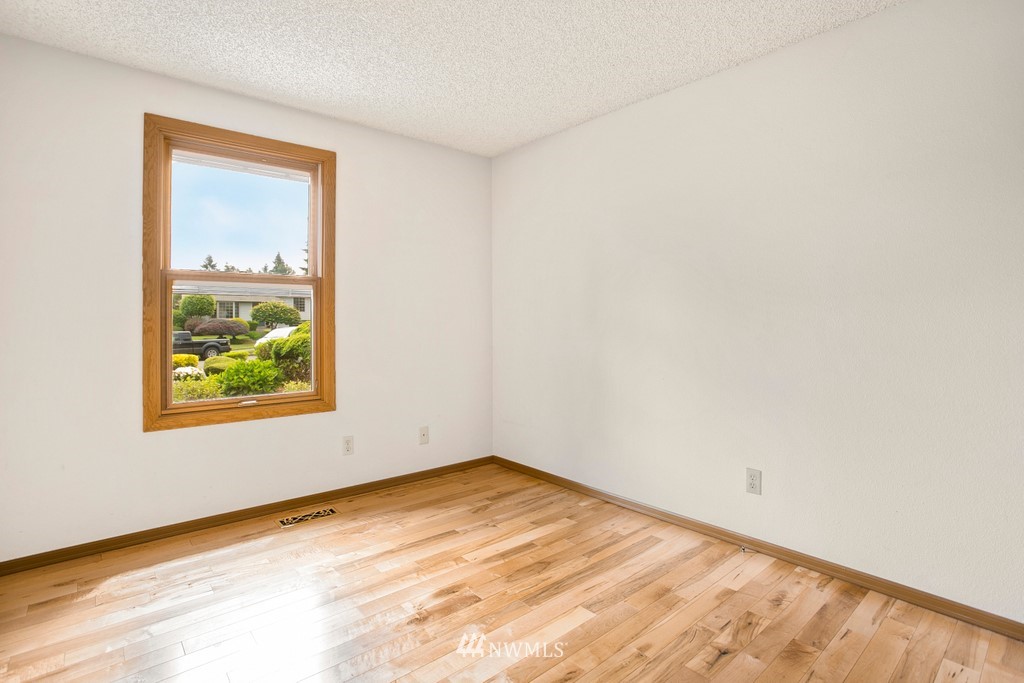 121 Union Court Northeast Renton, WA 98059 - Photo 16 of 21 an empty room with a window