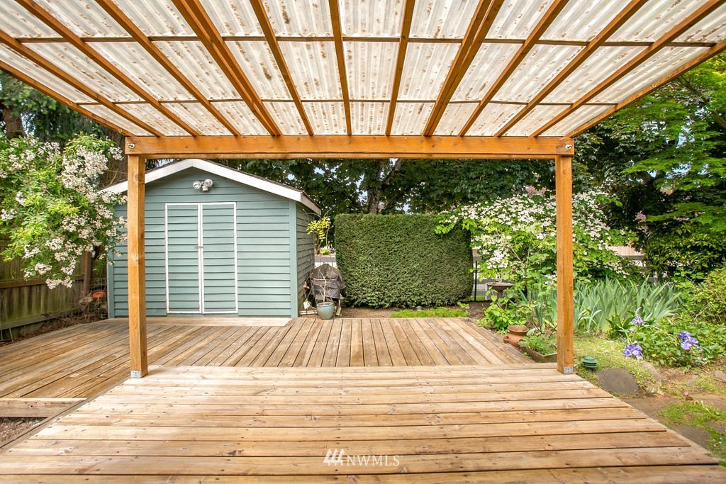 121 Union Court Northeast Renton, WA 98059 - Photo 19 of 21 a backyard of a house with lots of green space