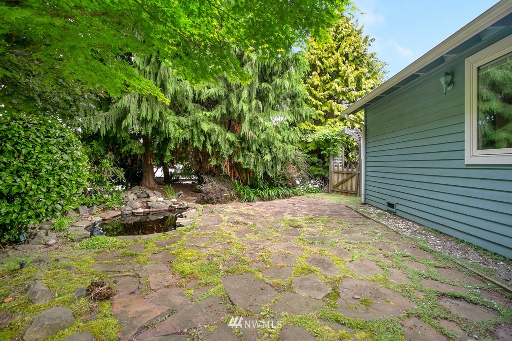121 Union Court Northeast Renton, WA 98059 - Photo 21 of 21 a view of a backyard of the house