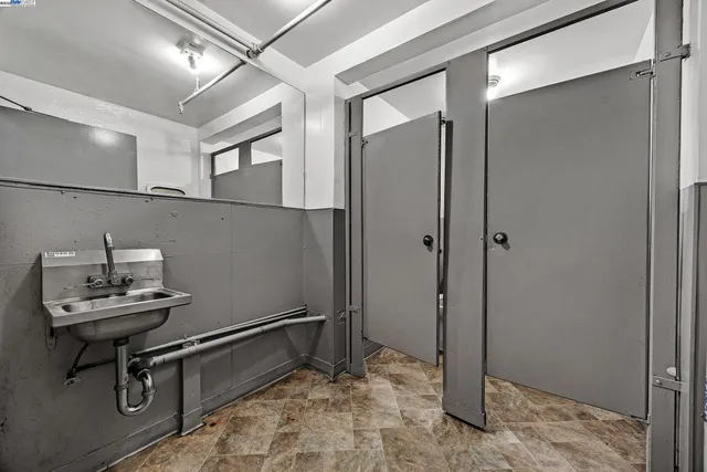 a view of a livingroom with furniture