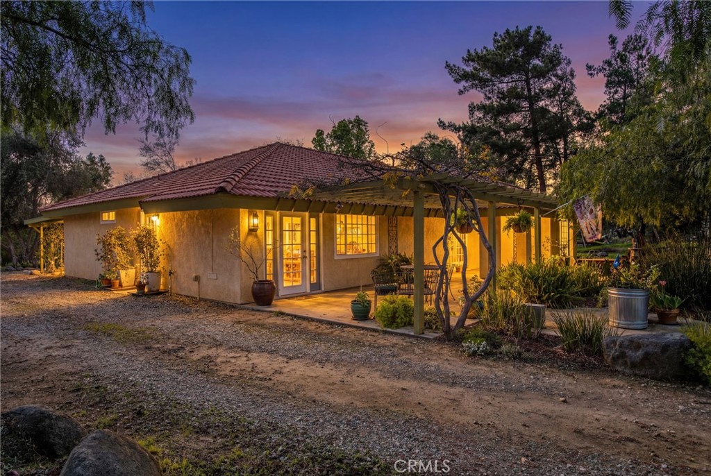a view of a house with backyard and a patio