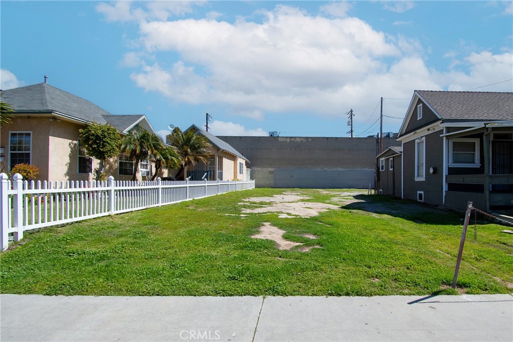 414 Linden Avenue Long Beach, CA 90802 - Photo 3 of 14 a backyard of a house with lots of green space