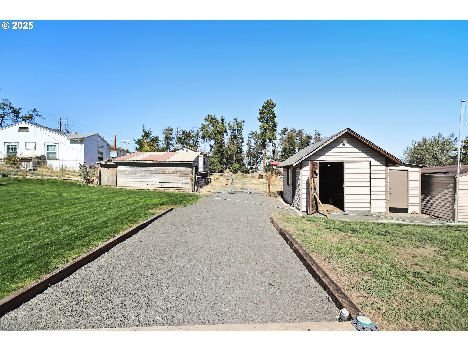 407 Southwest 4th Street Grass Valley, OR 97029 - Photo 33 of 42