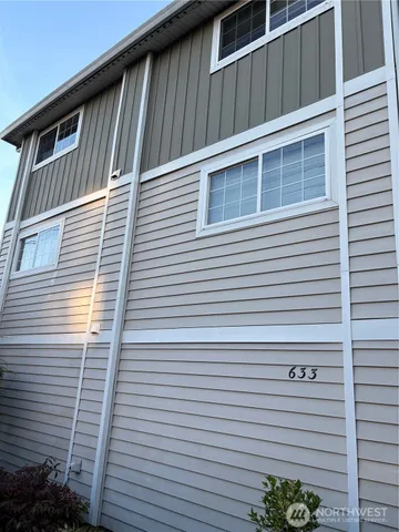 $360,000 | 633 Northwest 85th Street, Unit 102, Seattle, WA 98117