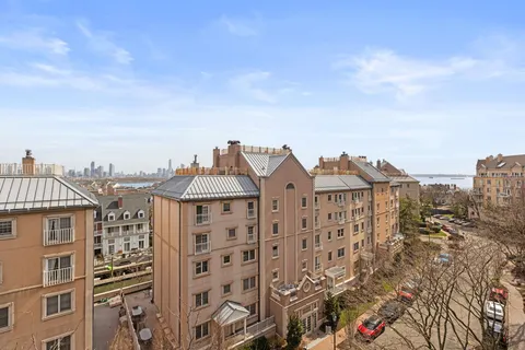 $429,000 | 207 Shearwater Court West, Unit 66, Jersey City, NJ 07305