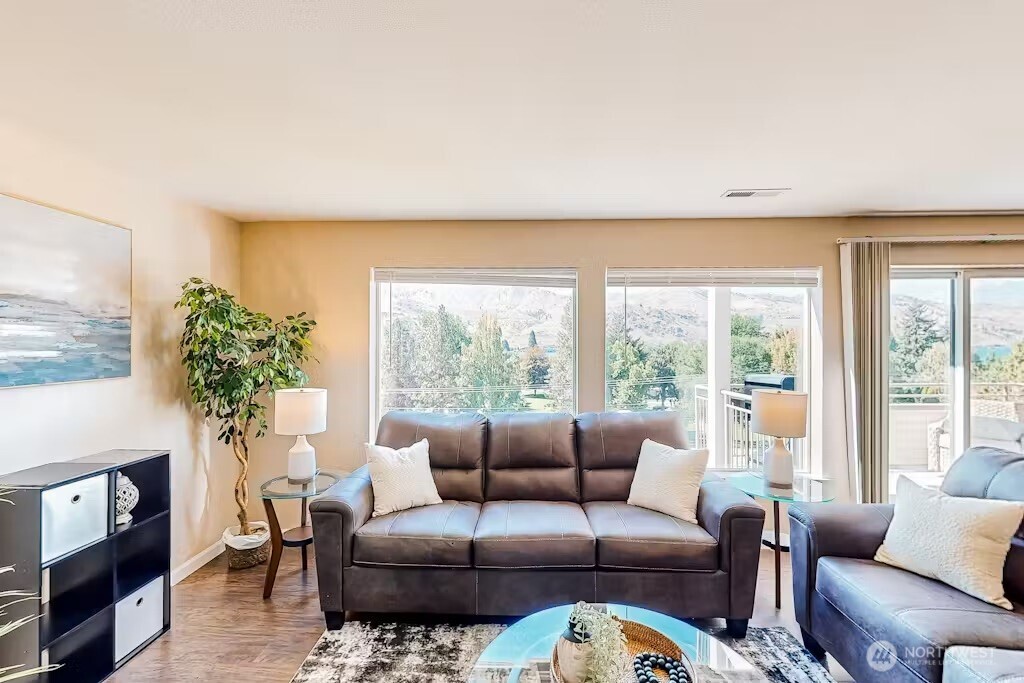 808 West Manson Highway, Unit B203 Chelan, WA 98816 - Photo 2 of 23