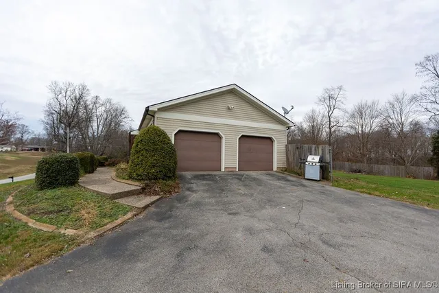 $315,000 | 3720 Flemar Drive, Floyds Knobs, IN 47119