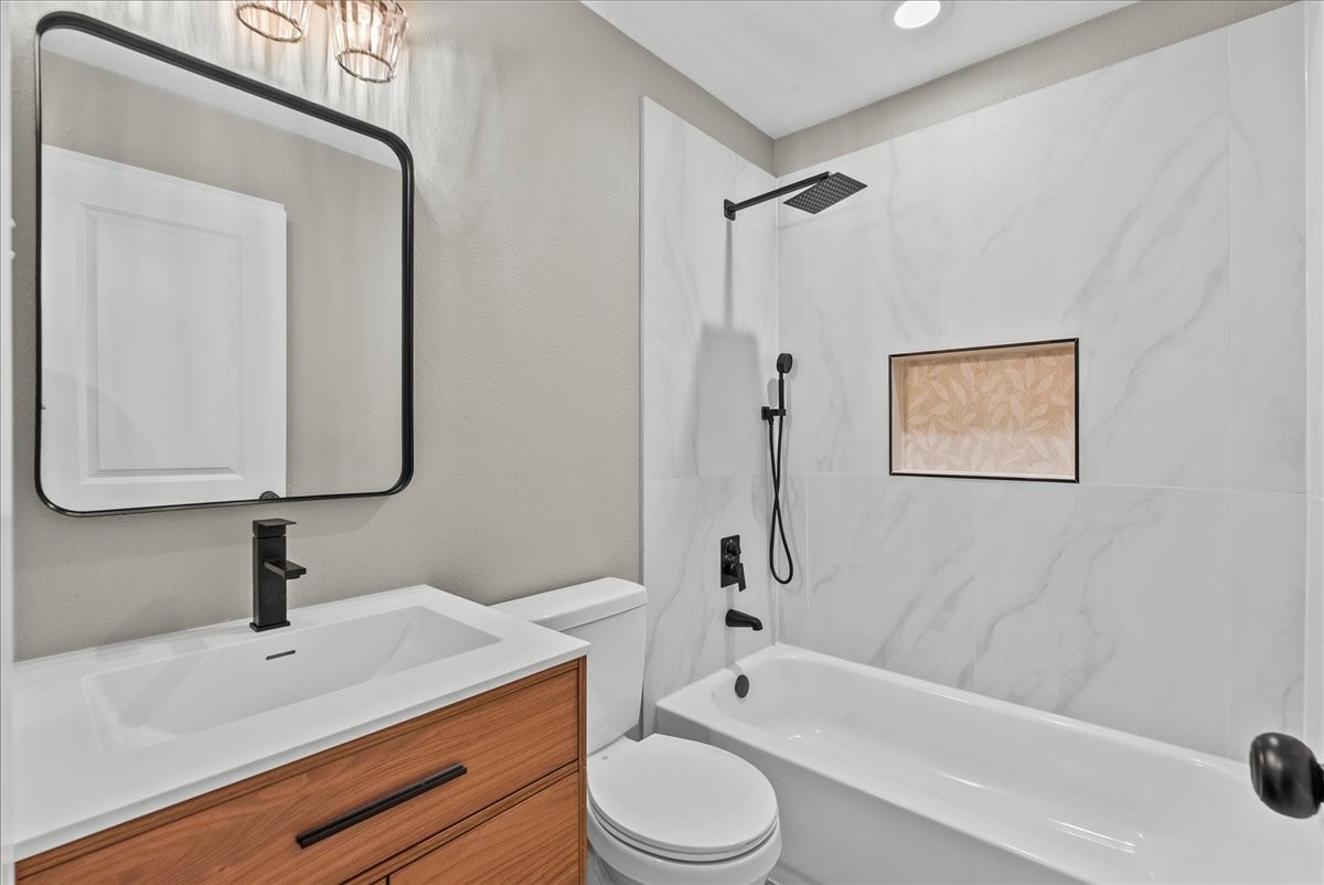 123 Lake Road La Marque, TX 77568 - Photo 22 of 31 2nd bathroom