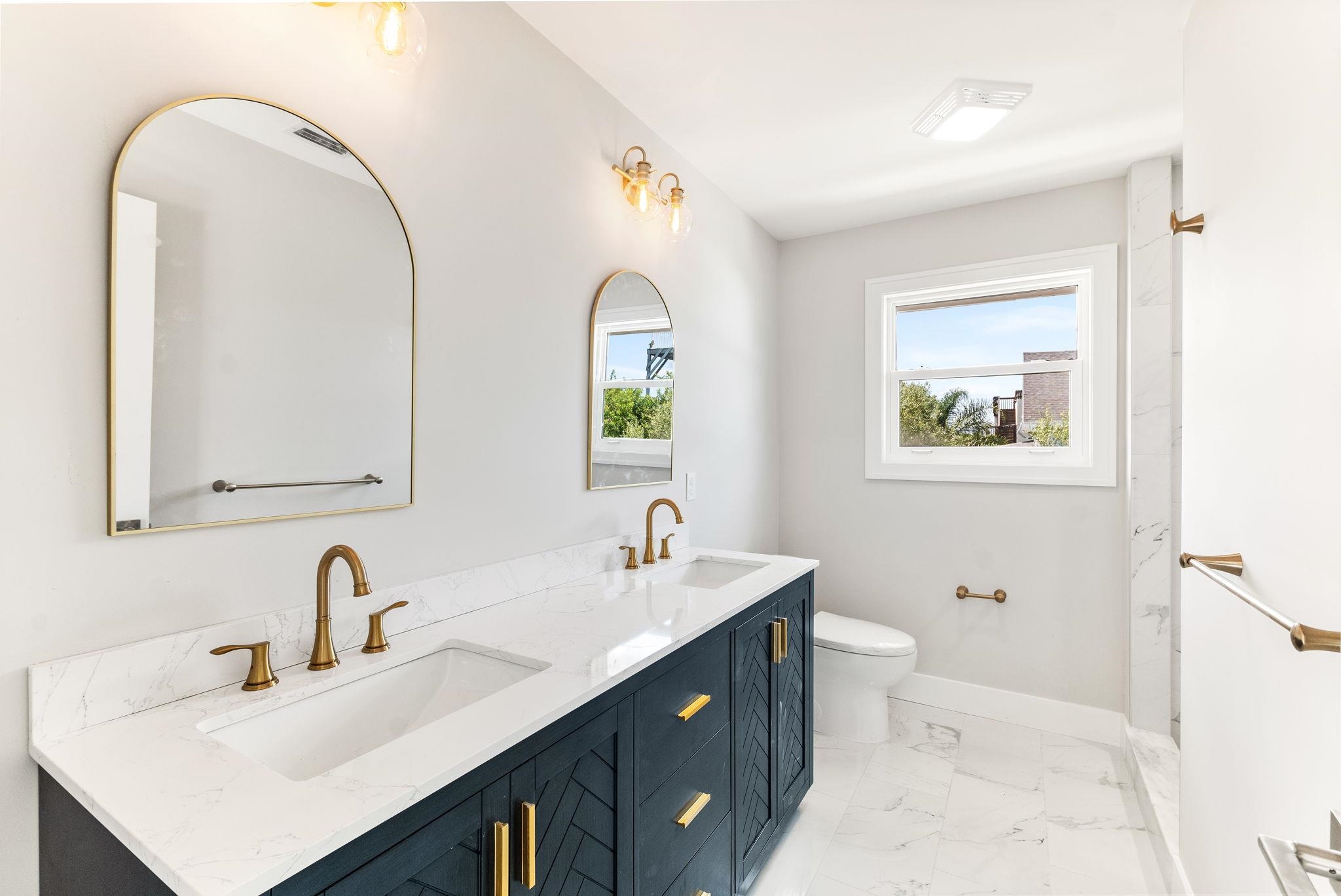 5348 Pelican Way St. Augustine, FL 32080 - Photo 16 of 46 a bathroom with a double vanity sink and a mirror