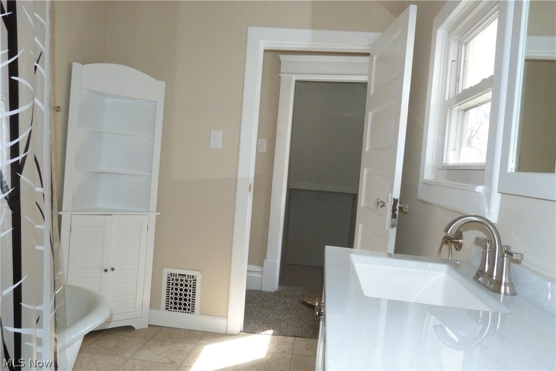 834 Berwin Street Akron, OH 44310 - Photo 25 of 35 Second floor full bath