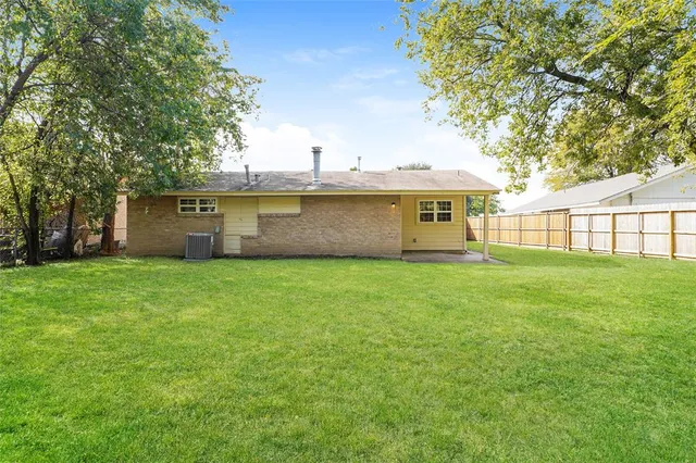 a view of a house with a backyard