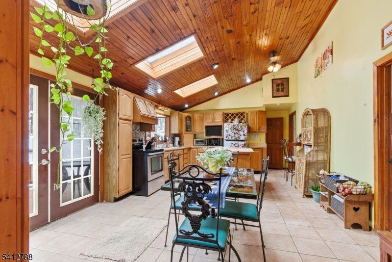 543 Lakeside Avenue Hopatcong, NJ 07821 - Photo 3 of 33