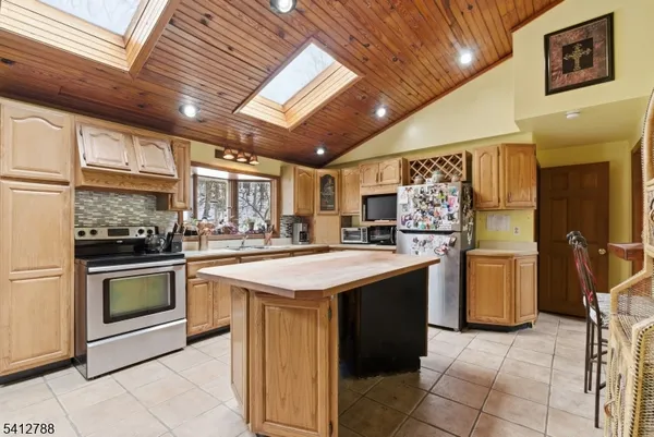 $389,000 | 543 Lakeside Avenue, Hopatcong, NJ 07821