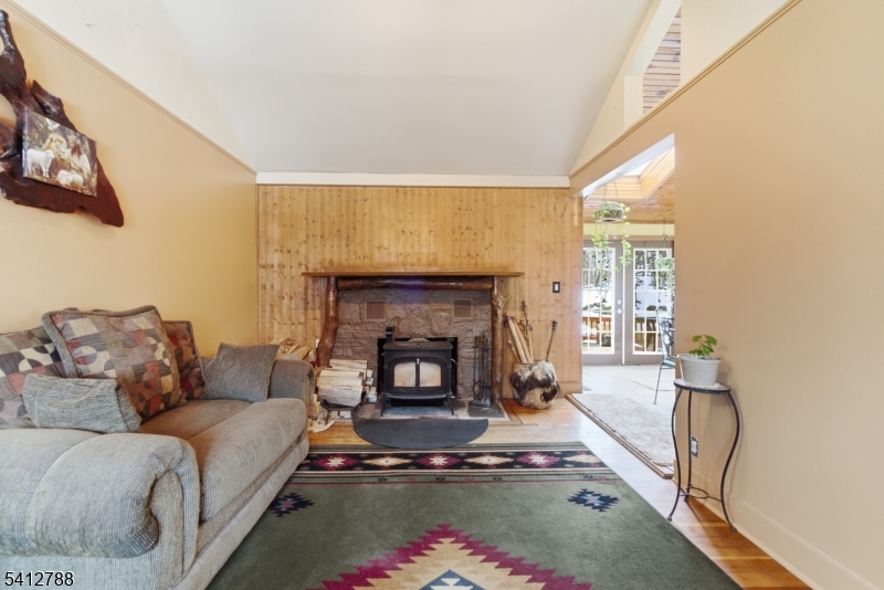 543 Lakeside Avenue Hopatcong, NJ 07821 - Photo 9 of 33