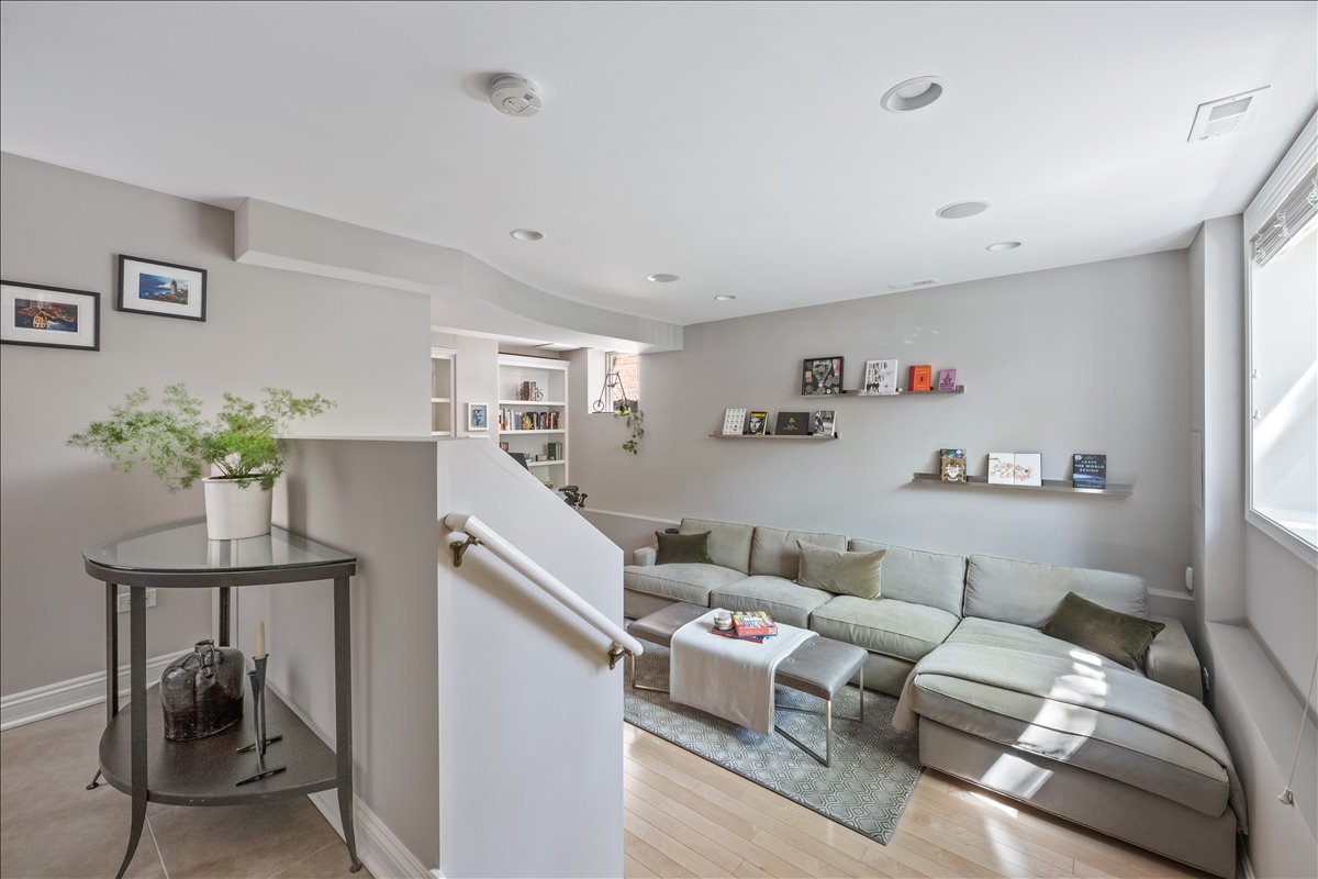 1332 West School Street Chicago, IL 60657 - Photo 31 of 45 a living room with furniture and a potted plant