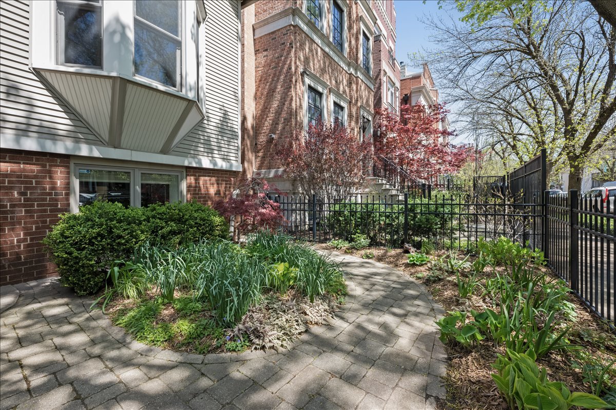 1332 West School Street Chicago, IL 60657 - Photo 4 of 45 a view of a pathway with a house