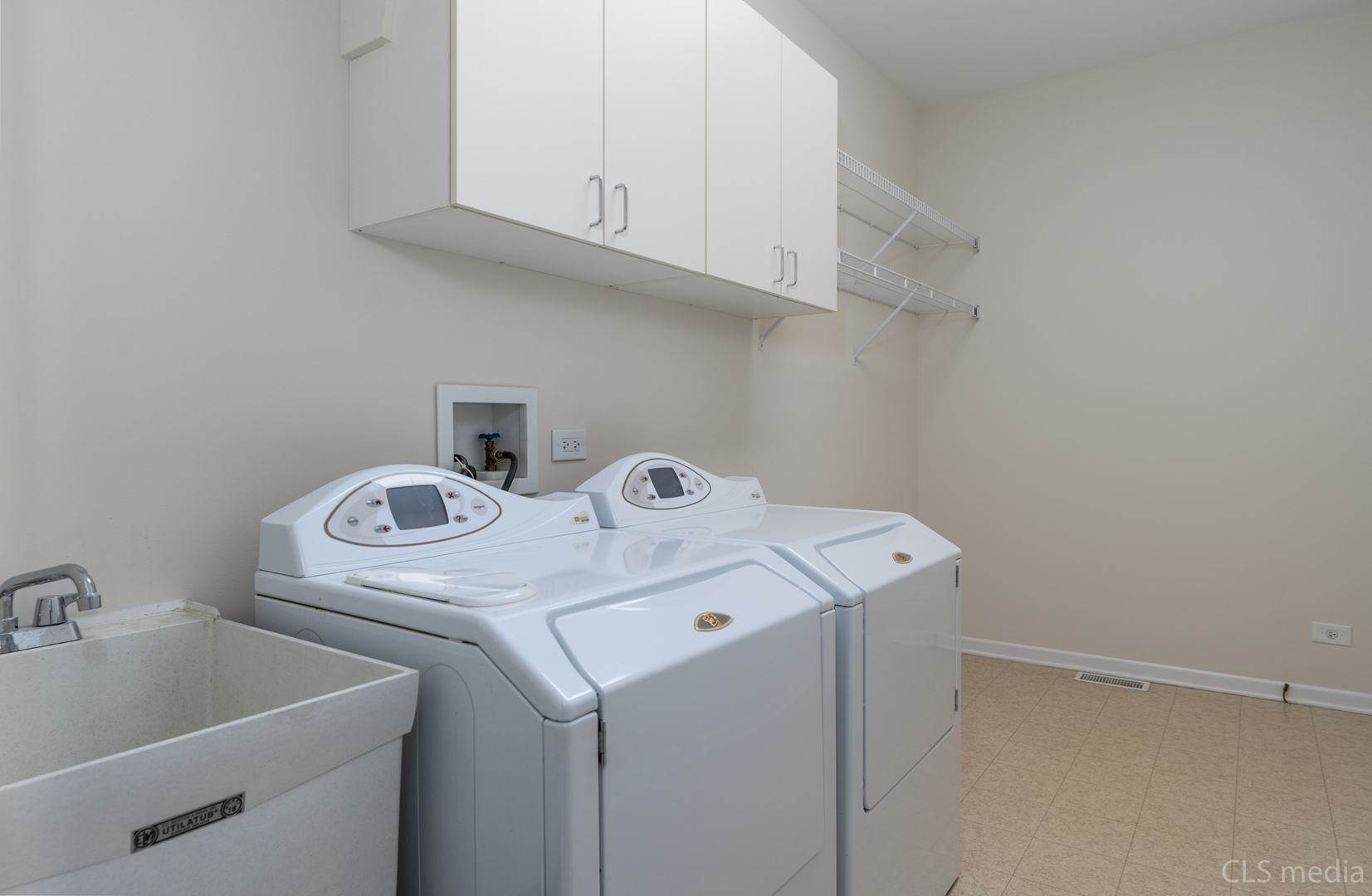 3540 Patten Road Highland Park, IL 60035 - Photo 18 of 30 a utility room with dryer and washer