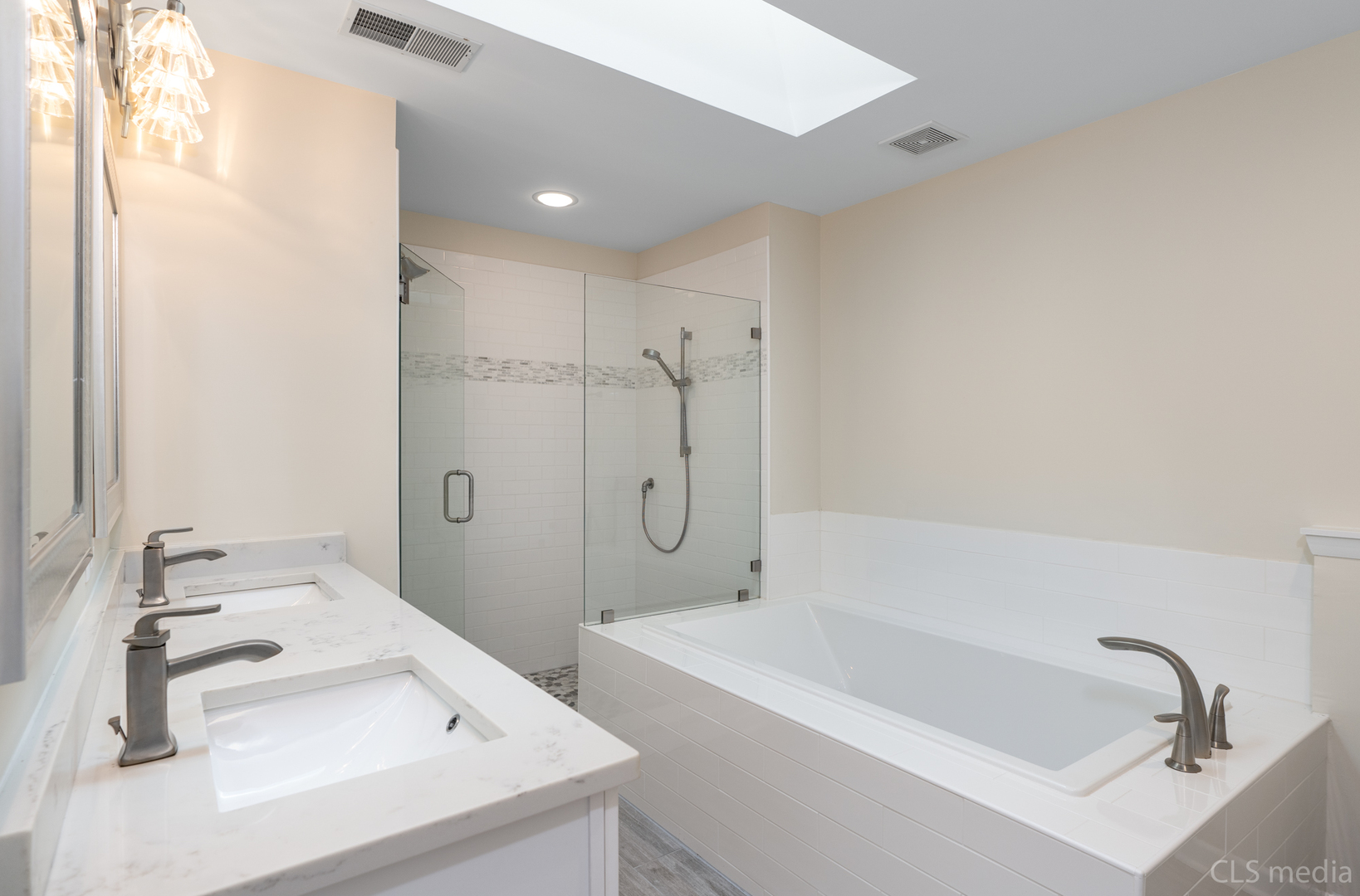 3540 Patten Road Highland Park, IL 60035 - Photo 20 of 30 a bathroom with a sink and a tub