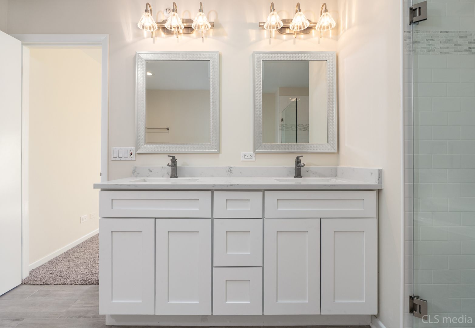 3540 Patten Road Highland Park, IL 60035 - Photo 21 of 30 a bathroom with double sink and a mirror