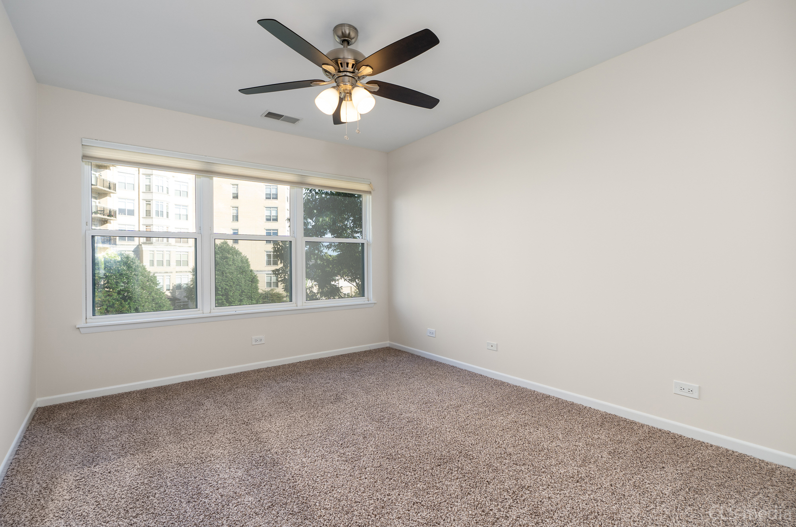 3540 Patten Road Highland Park, IL 60035 - Photo 25 of 30 an empty room with a window