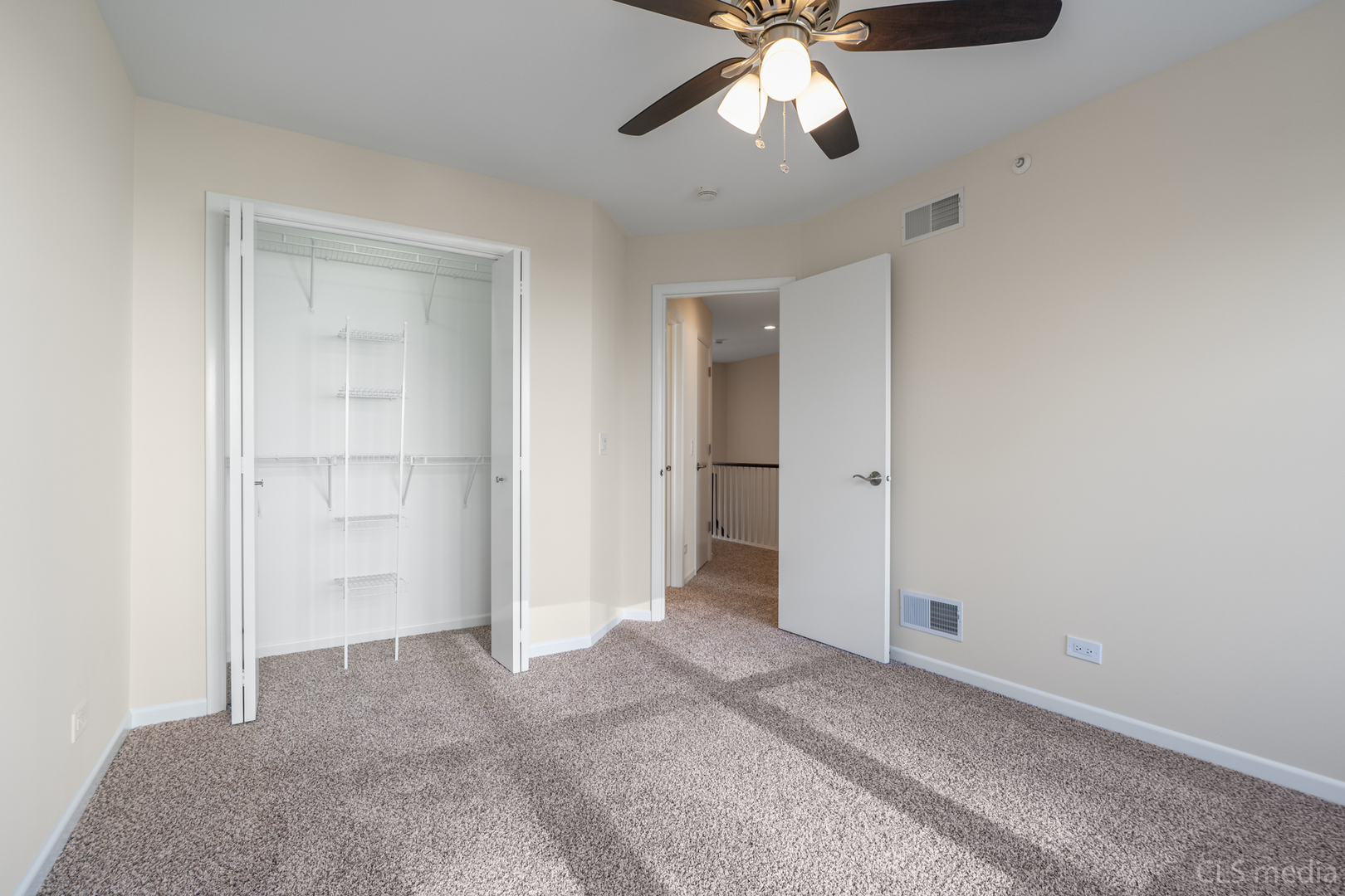 3540 Patten Road Highland Park, IL 60035 - Photo 26 of 30 an empty room with a bathroom
