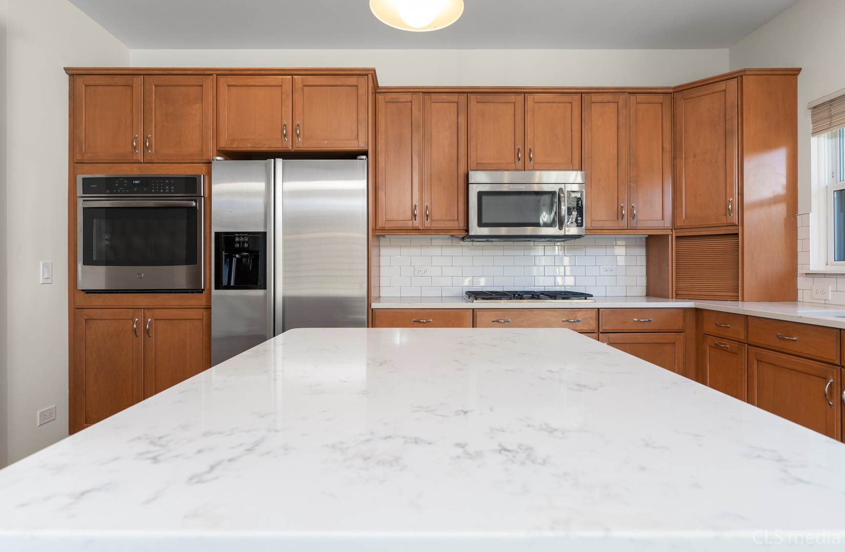 3540 Patten Road Highland Park, IL 60035 - Photo 8 of 30 a kitchen with granite countertop a refrigerator stove and microwave