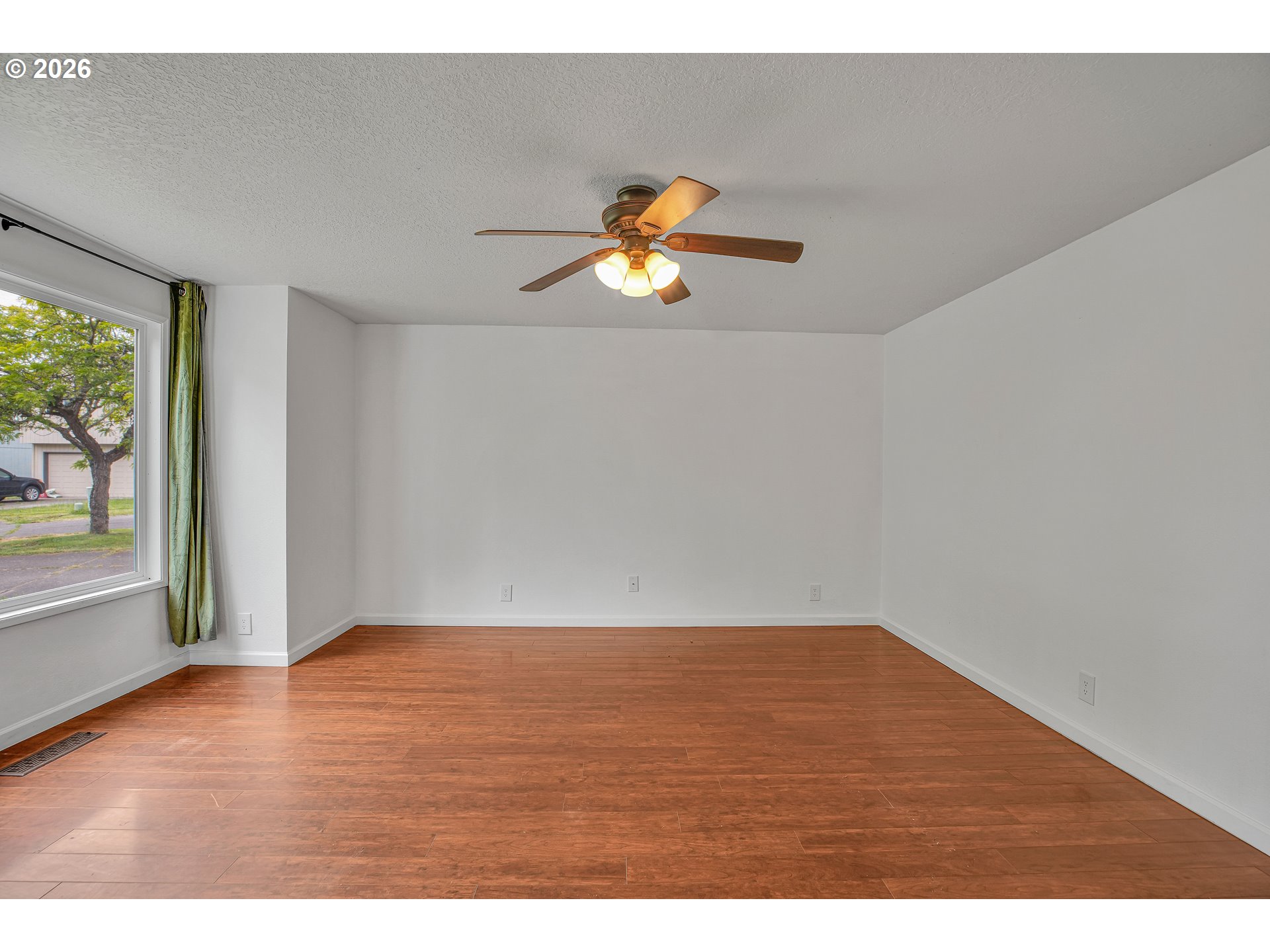 940 Southwest 178th Place Beaverton, OR 97003 - Photo 7 of 29 Living Room