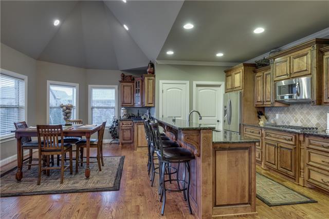 2070 Autumn Ridge Way Spring Hill, TN 37174 - Photo 9 of 20 Kitchen - Vaulted ceiling, Eat-In, Buffet, Island Sink w/ Breakfast Bar; Utility room in back; Granite..