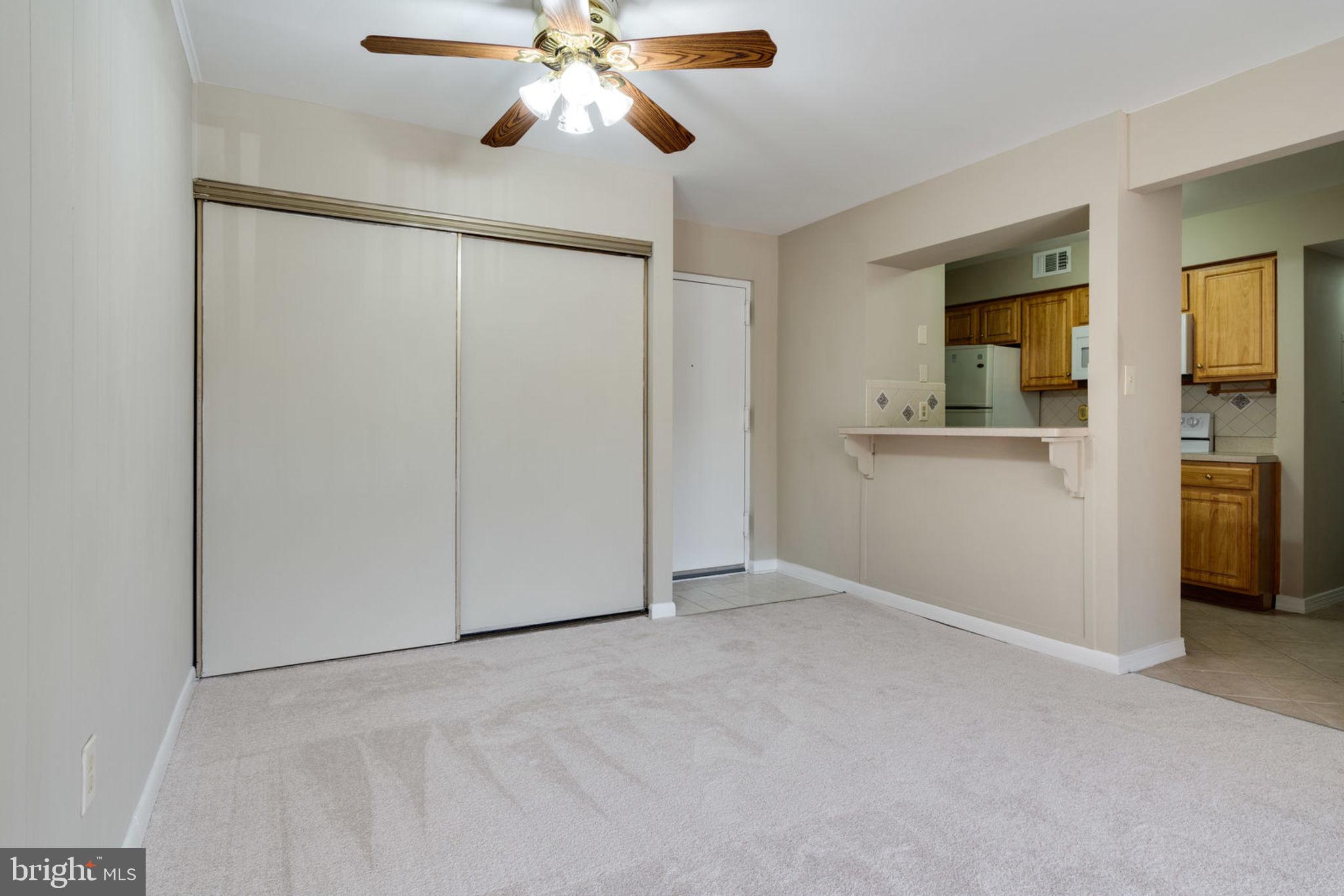 5804 Royal Ridge Drive, Unit H Springfield, VA 22152 - Photo 11 of 48 Living Room : Very Bright Sun Light